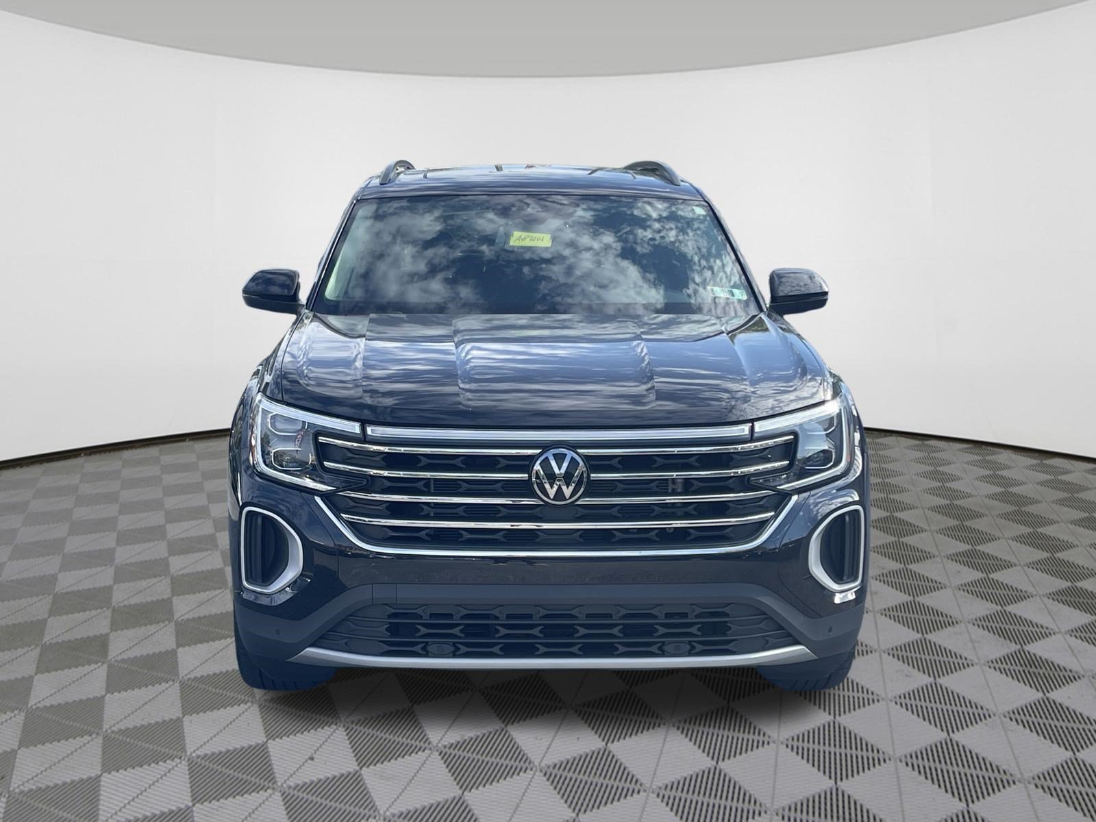 Used 2024 Volkswagen Atlas SE w/ Panoramic Sunroof Package AWD/4WD image 3