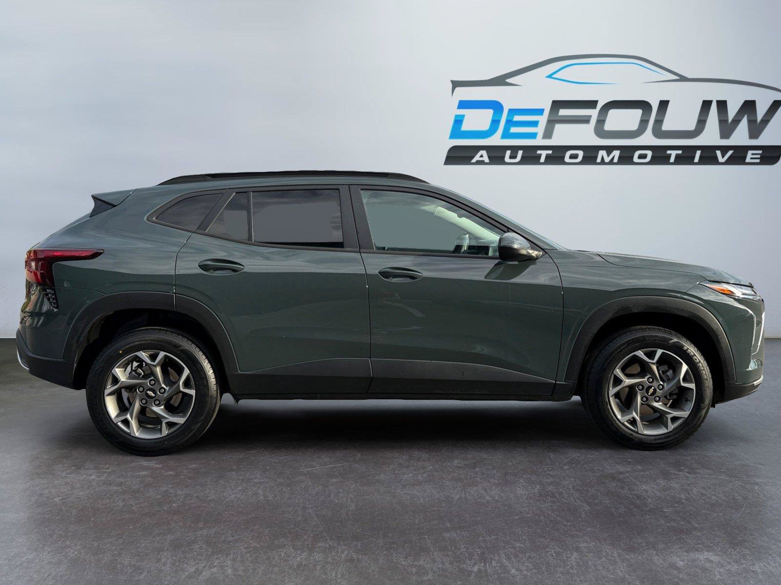Used 2025 Chevrolet Trax LT FWD image 2