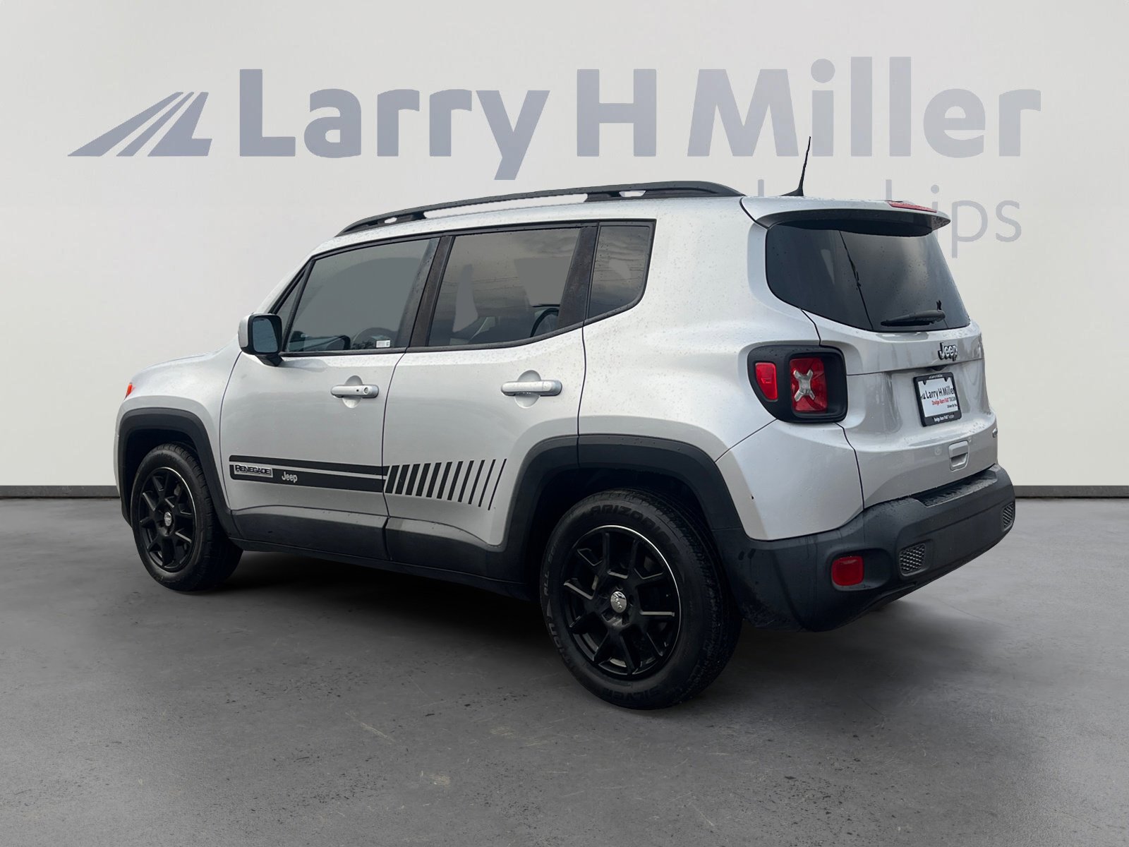 Used 2020 Jeep Renegade Latitude w/ UConnect 8.4 Nav Group image 3