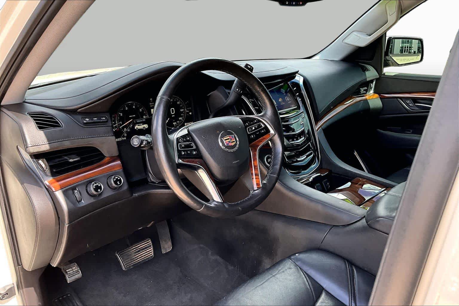 Used 2015 Cadillac Escalade Luxury AWD/4WD image 16