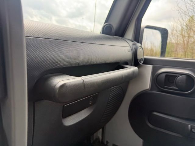 Used 2010 Jeep Wrangler Unlimited Rubicon w/ Dual Top Group AWD/4WD image 23