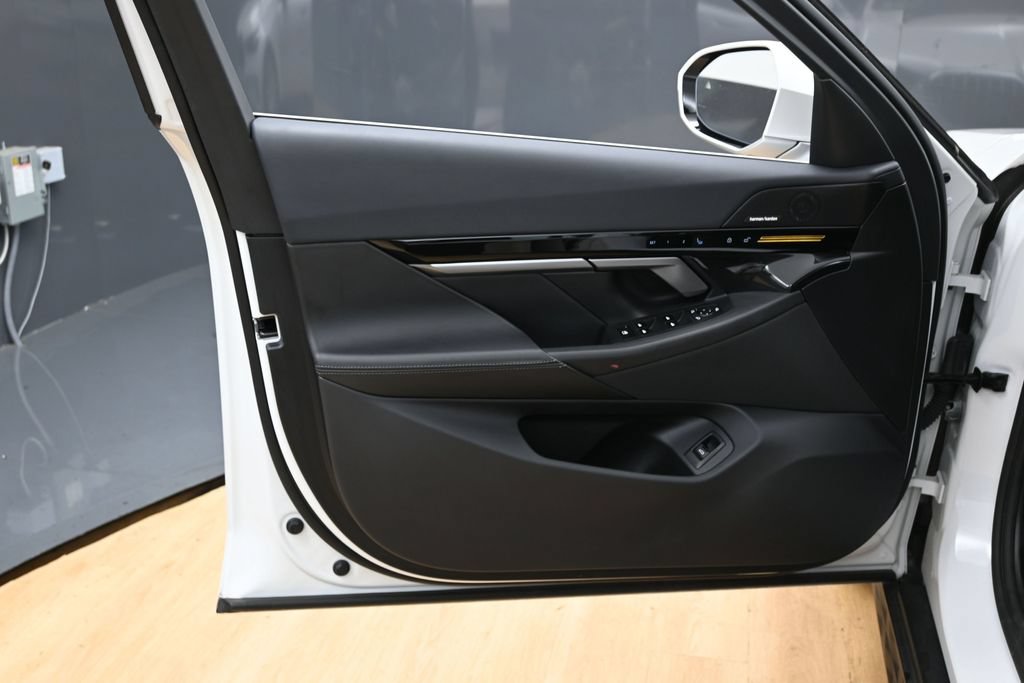 Used 2025 BMW 530i RWD image 11
