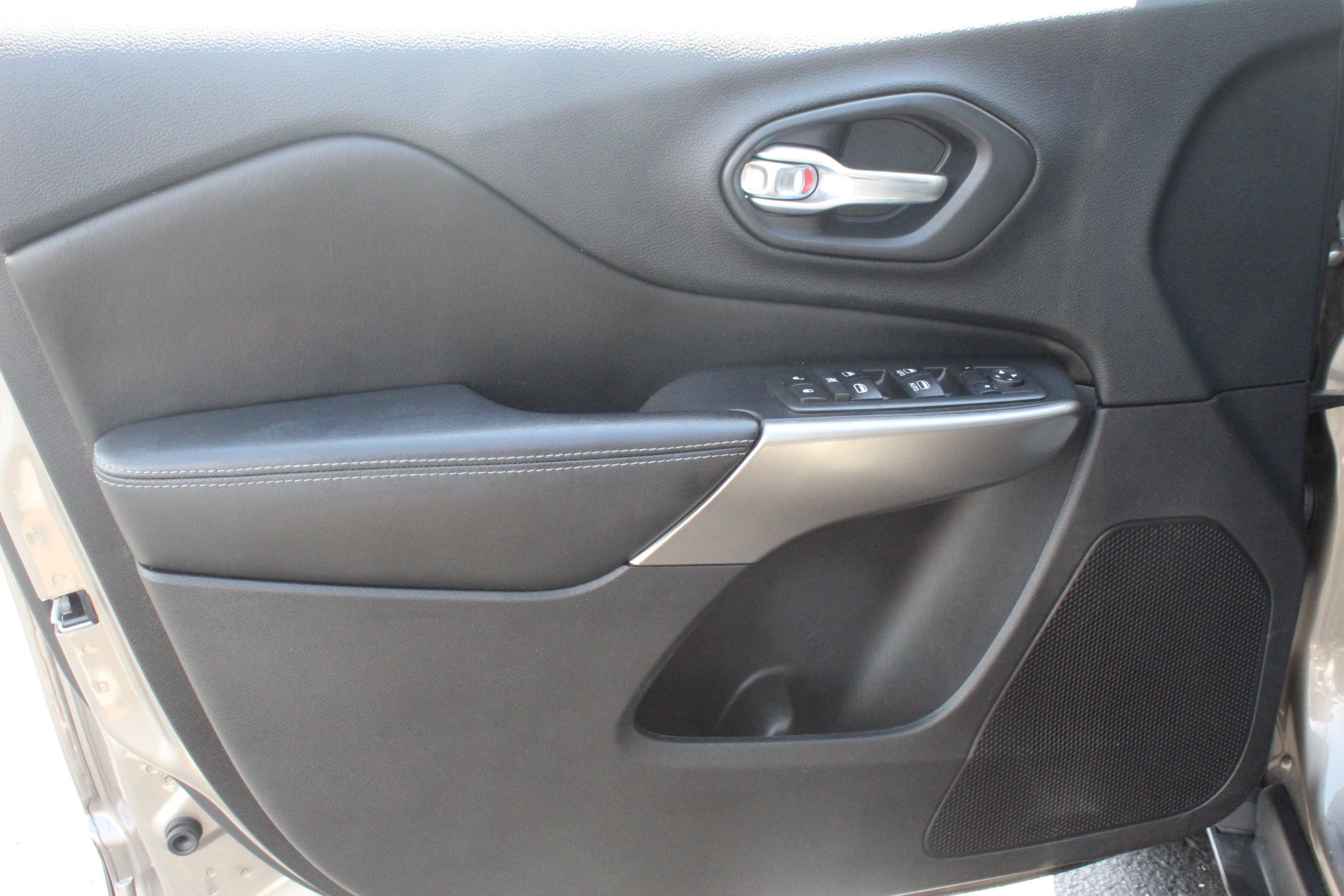Used 2020 Jeep Cherokee Latitude Plus FWD image 11