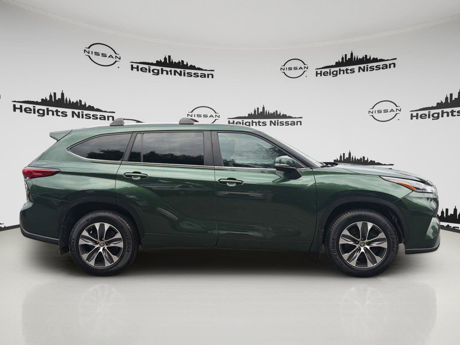 Used 2023 Toyota Highlander XLE AWD/4WD image 6