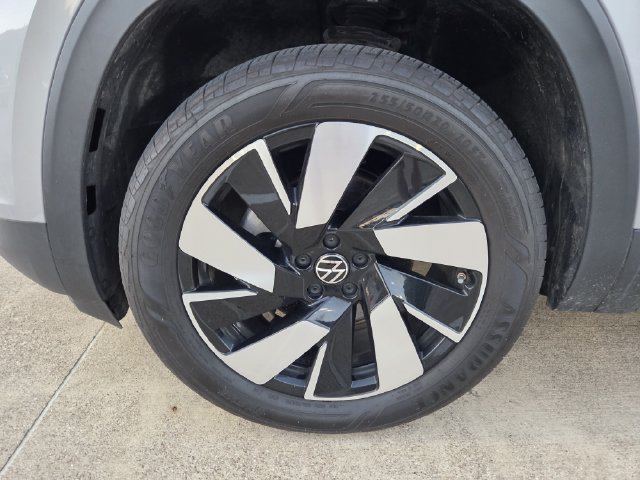 Used 2024 Volkswagen Atlas Cross Sport SE w/ Panoramic Sunroof Package FWD image 9