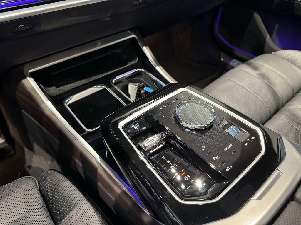 Used 2025 BMW 760i xDrive image 24