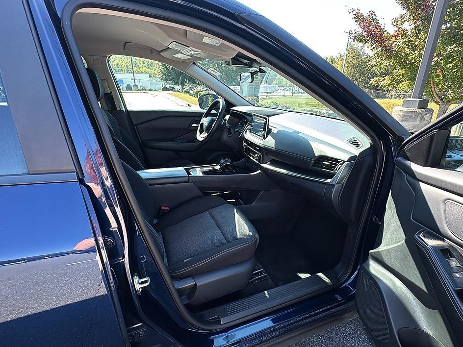 Certified 2025 Nissan Rogue SV FWD image 24
