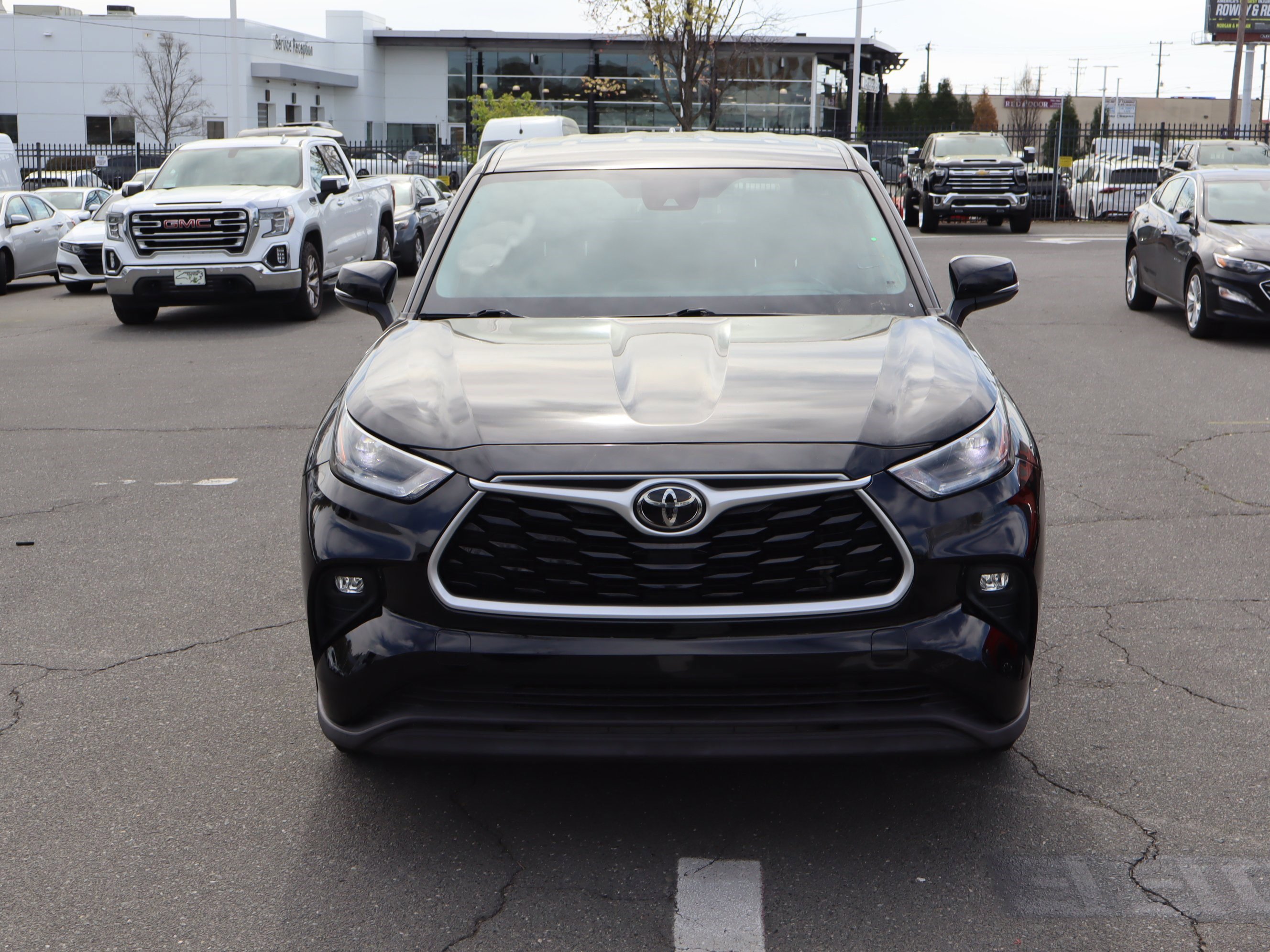 Used 2021 Toyota Highlander LE FWD image 3