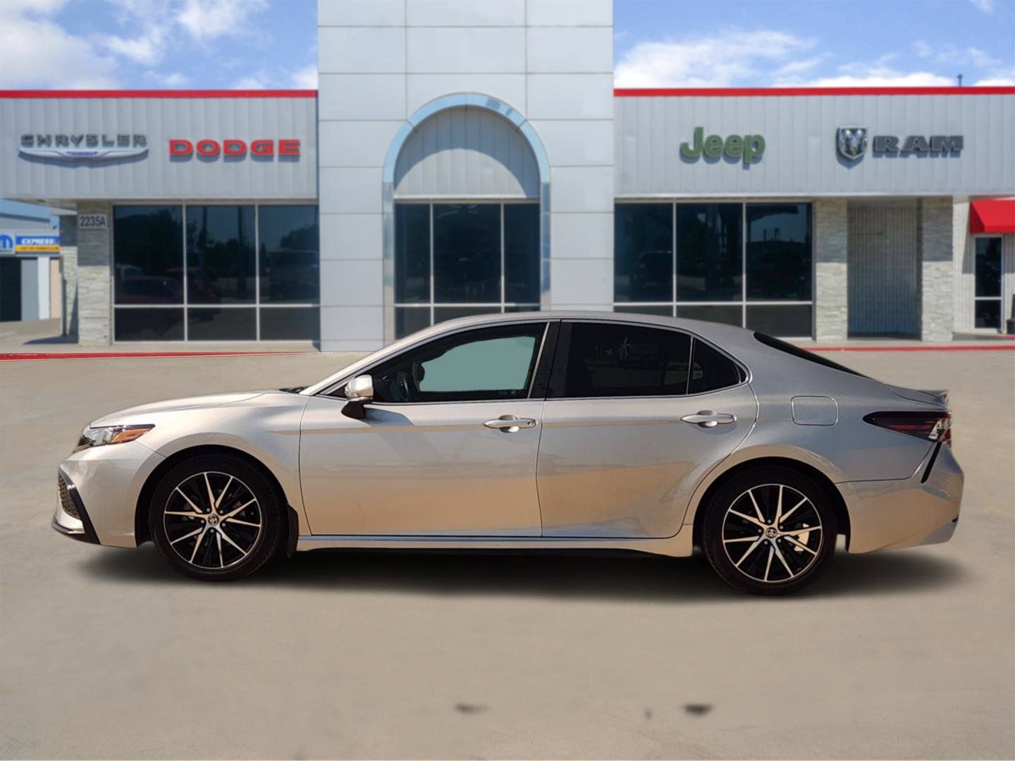 Used 2023 Toyota Camry SE w/ Convenience Package FWD image 3