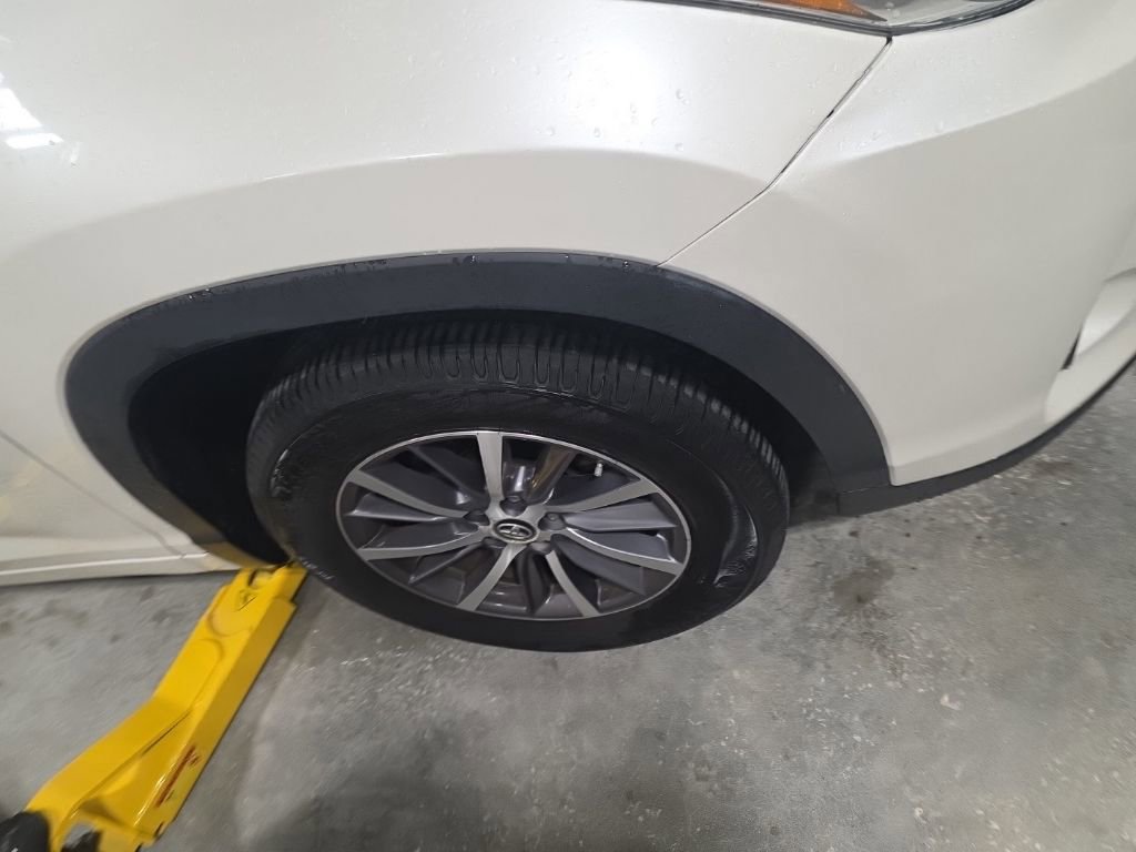 Used 2018 Toyota Highlander XLE w/ Carpet Mat Package (TMS) image 2
