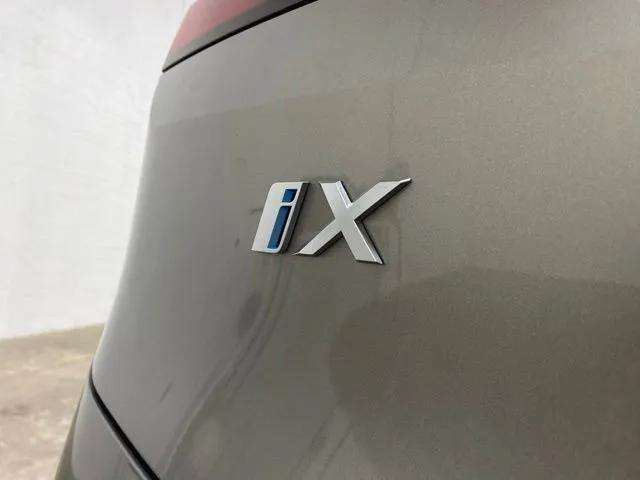 Used 2023 BMW iX xDrive50 AWD/4WD image 93