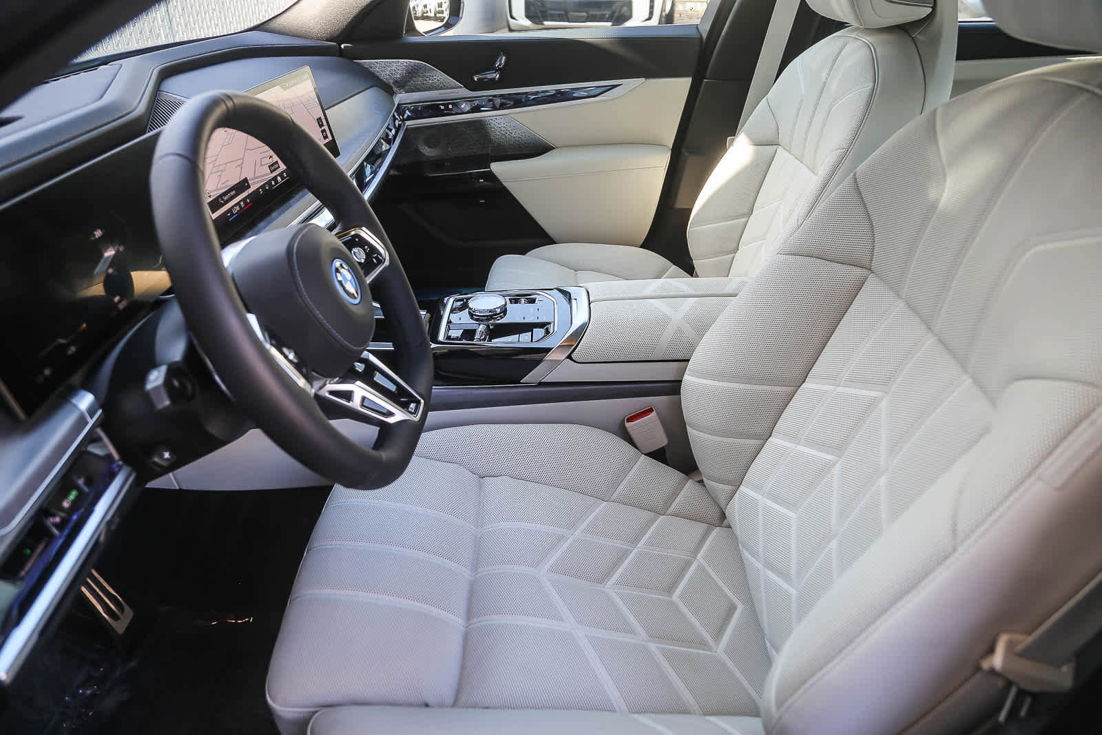 Used 2025 BMW i7 xDrive60 w/ Premium Package image 14