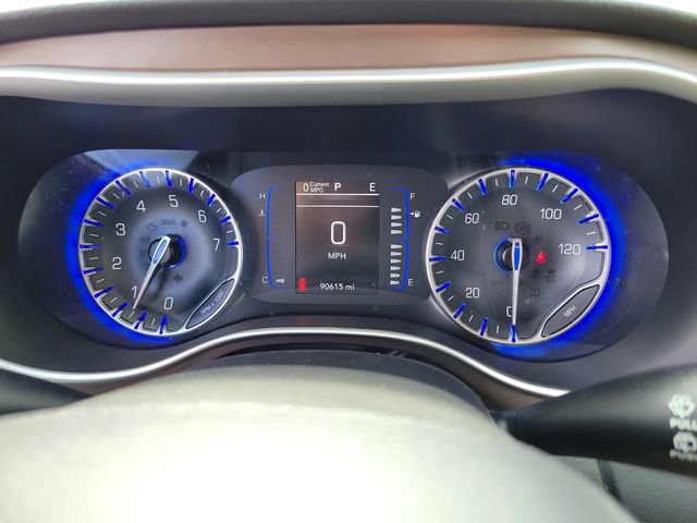 Used 2018 Chrysler Pacifica Touring-L image 18