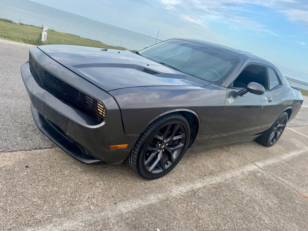 Used 2013 Dodge Challenger SXT RWD image 1