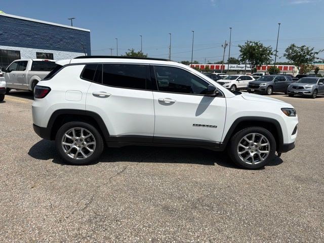 Used 2022 Jeep Compass Latitude w/ Sun and Sound Group AWD/4WD image 6