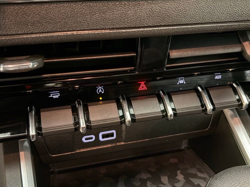 Used 2024 Chevrolet Colorado W/T w/ Safety Package image 32