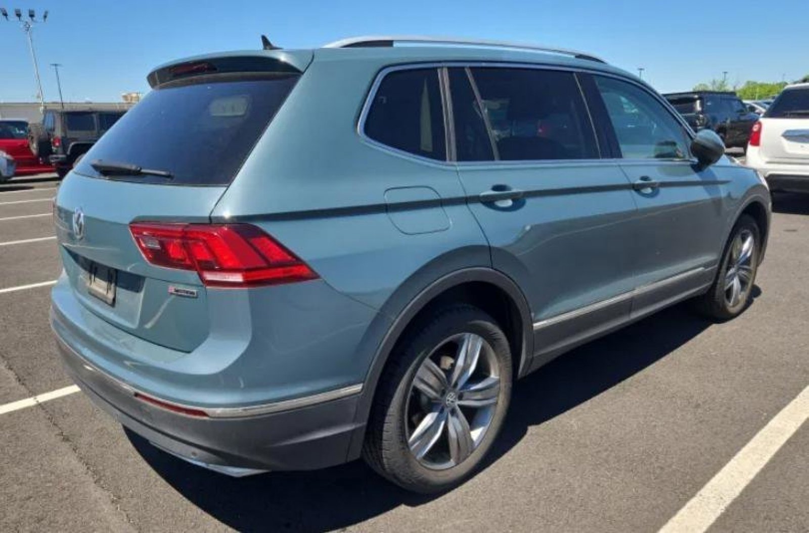 Used 2020 Volkswagen Tiguan SEL AWD/4WD image 3