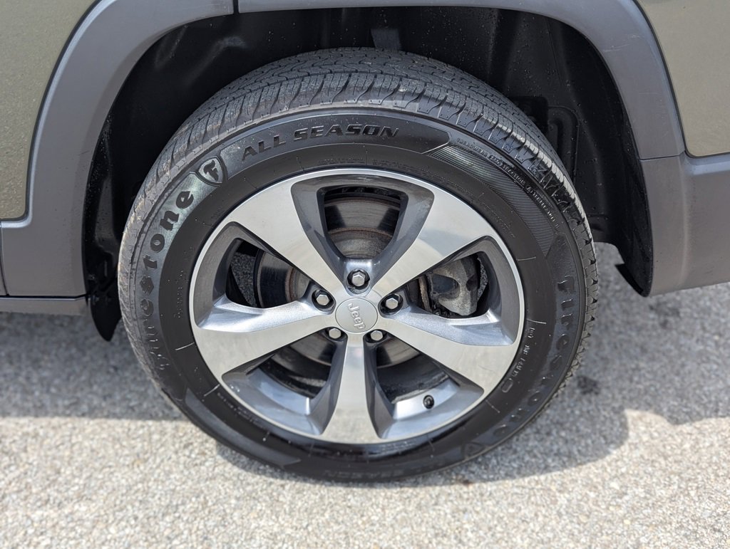 Used 2019 Jeep Cherokee Limited image 16