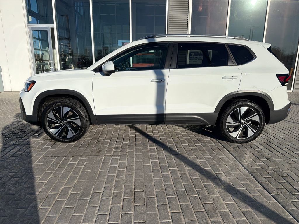 Certified 2025 Volkswagen Taos SE image 3
