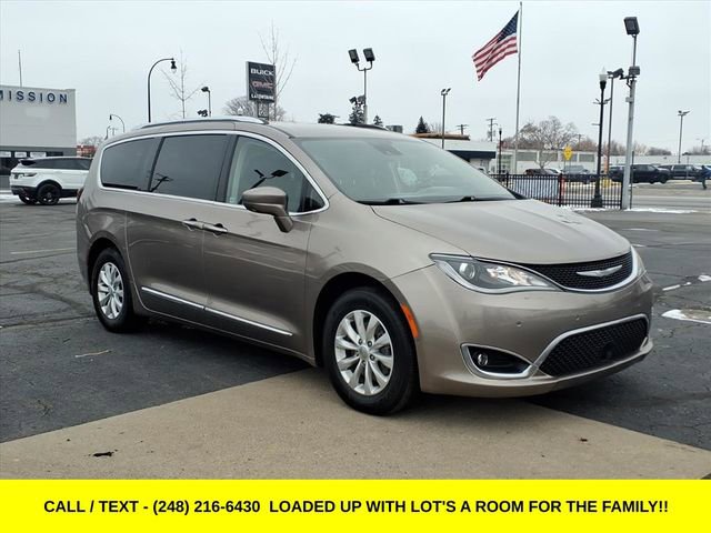 Used 2018 Chrysler Pacifica Touring-L w/ Advanced Safetytec Group image 3