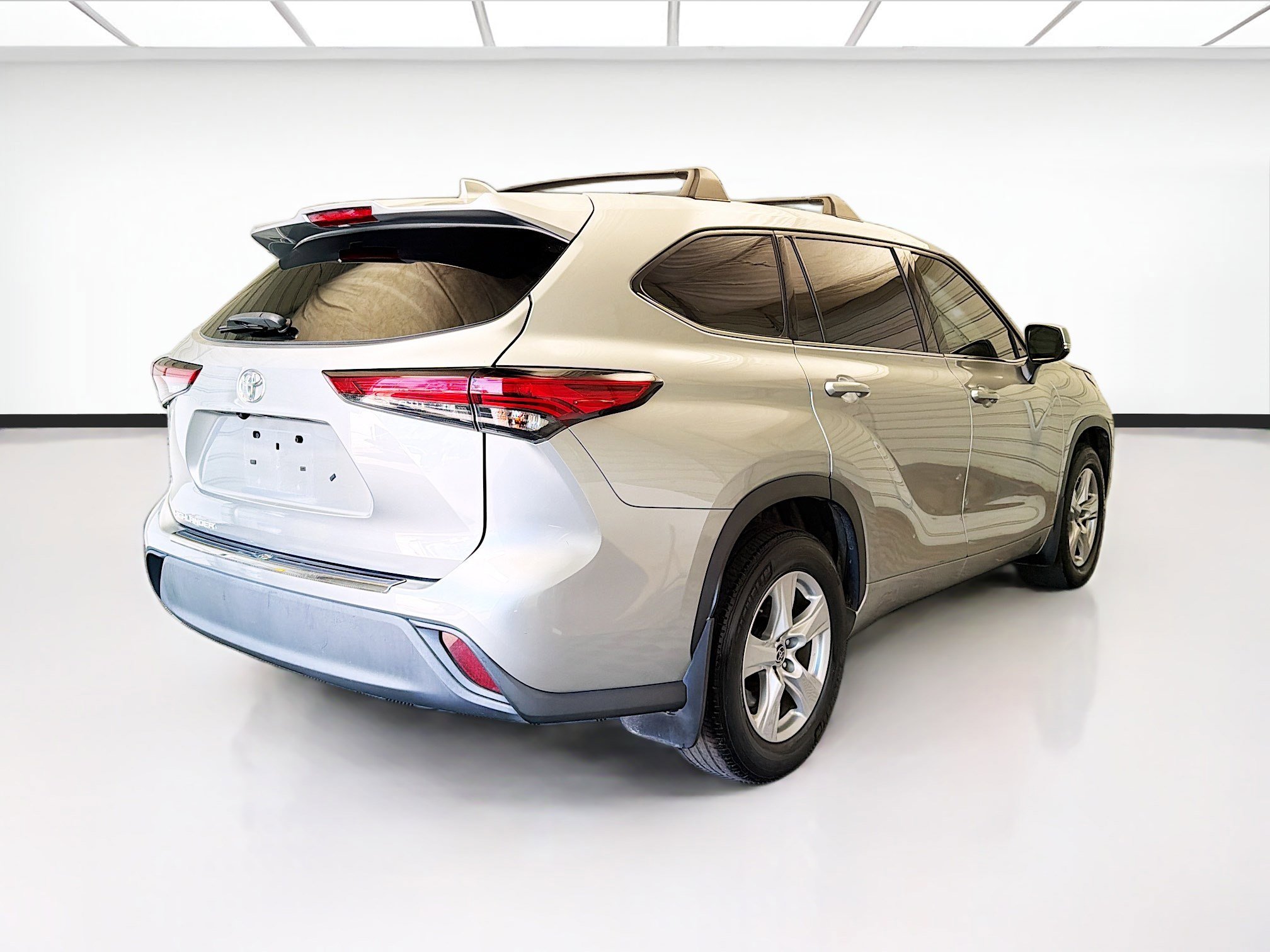 Used 2021 Toyota Highlander L FWD image 4