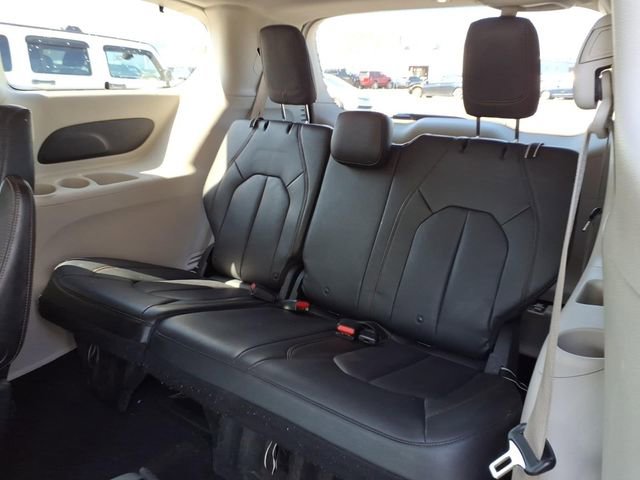 Used 2018 Chrysler Pacifica Touring-L FWD image 13