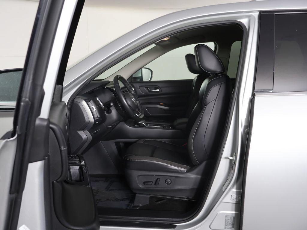 Used 2023 Nissan Pathfinder SL AWD/4WD image 29