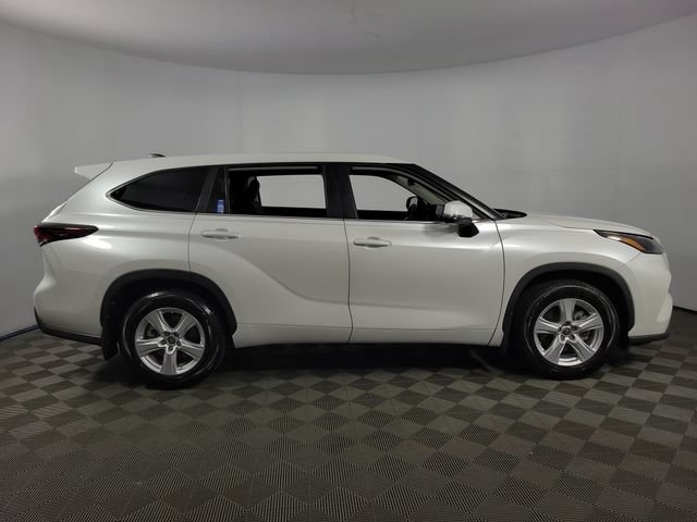 Used 2024 Toyota Highlander LE FWD image 11