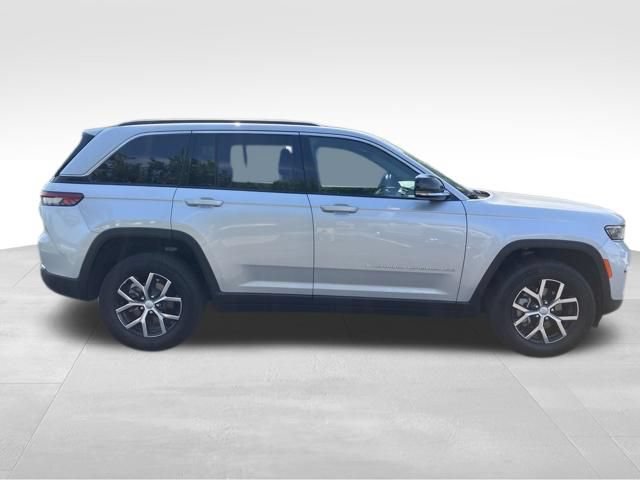 Used 2025 Jeep Grand Cherokee Limited AWD/4WD image 5