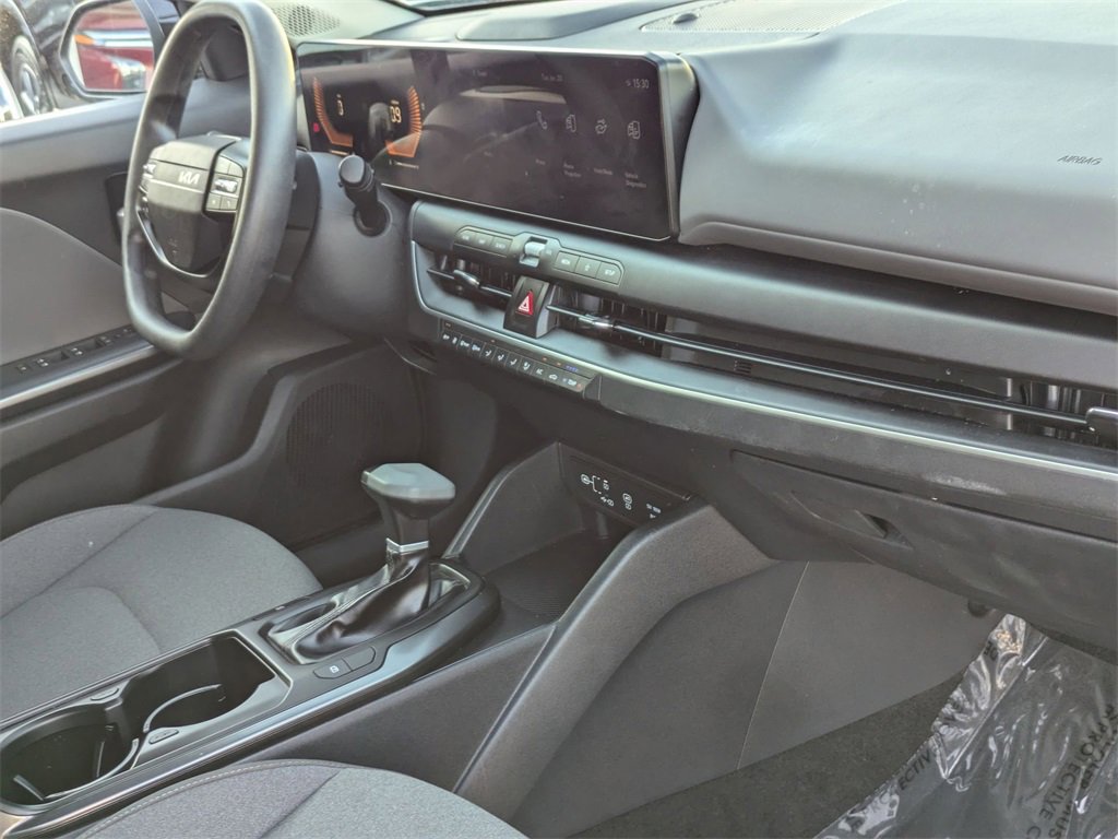 Used 2025 Kia K4 LXS image 30