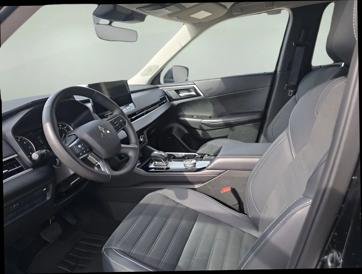 Used 2025 Mitsubishi Outlander SE image 10