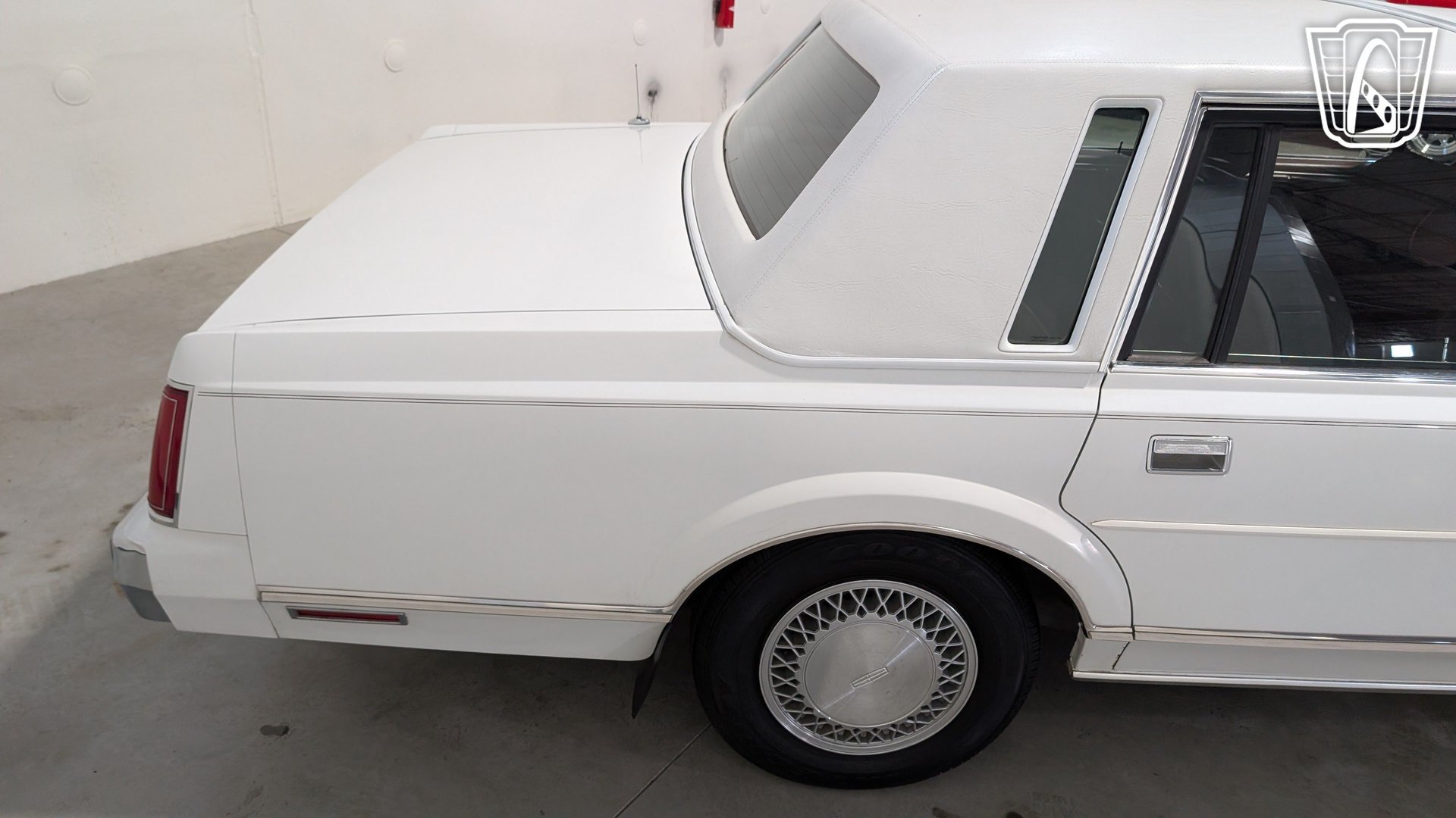 Used 1988 Lincoln Town Car RWD image 32