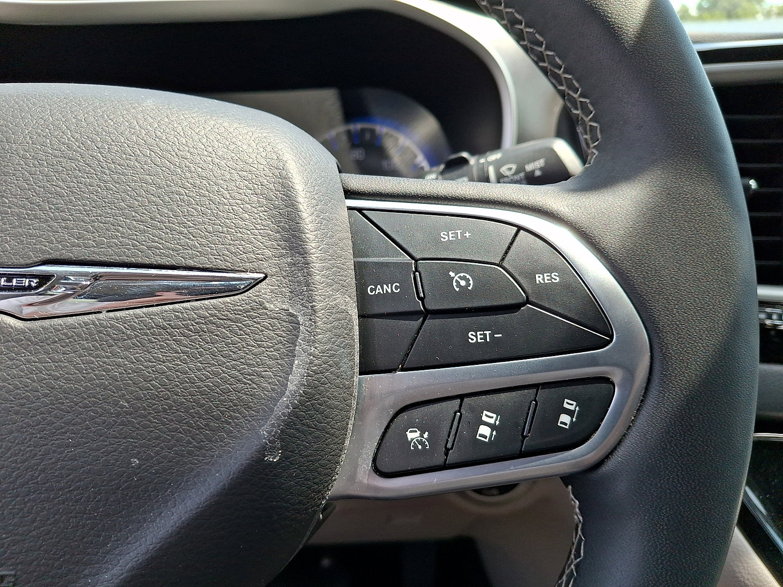 Used 2024 Chrysler Pacifica Touring-L FWD image 19