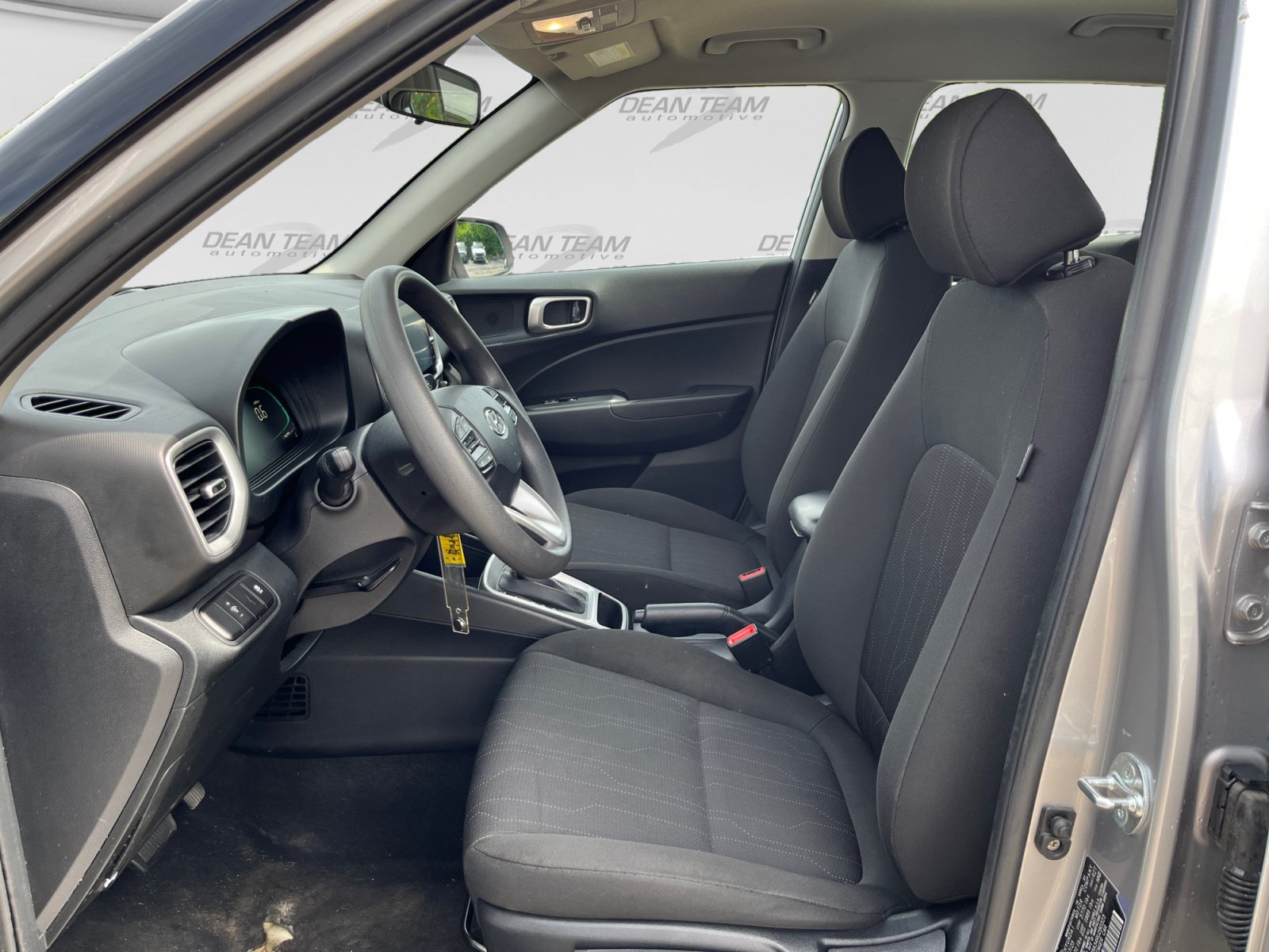 Used 2024 Hyundai Venue SE FWD image 11