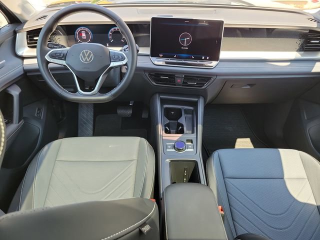Used 2025 Volkswagen Tiguan SE w/ Panoramic Sunroof Package image 16