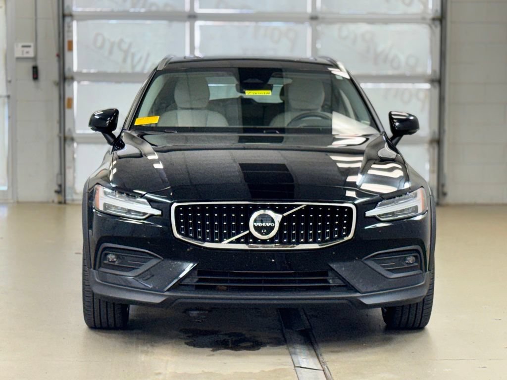 Used 2025 Volvo V60 B5 Cross Country Ultra w/ Protection Package Premier AWD/4WD image 2