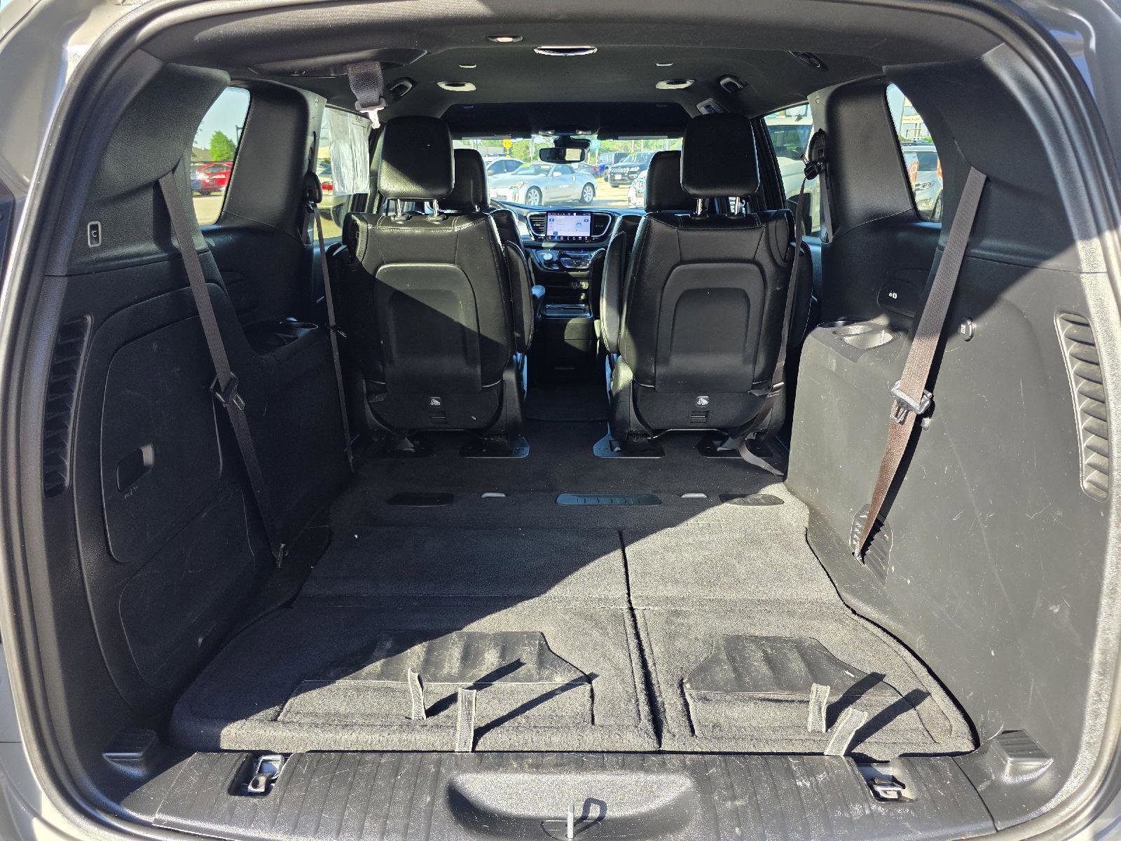 Used 2022 Chrysler Pacifica Touring-L w/ Uconnect Theater Family Group FWD image 31