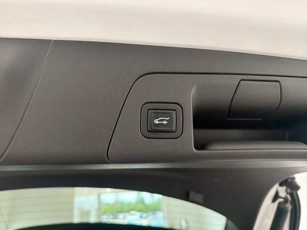 Used 2022 Buick Envision Avenir w/ Technology Package II FWD image 9