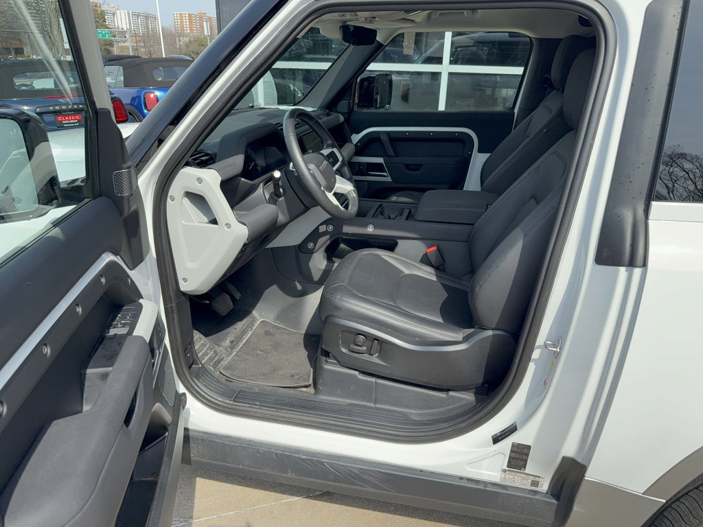 Used 2023 Land Rover Defender 90 S image 5