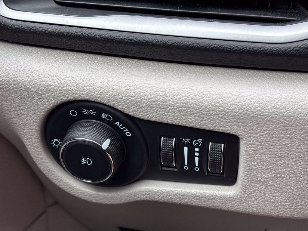 Used 2024 Chrysler Pacifica Touring-L FWD image 21
