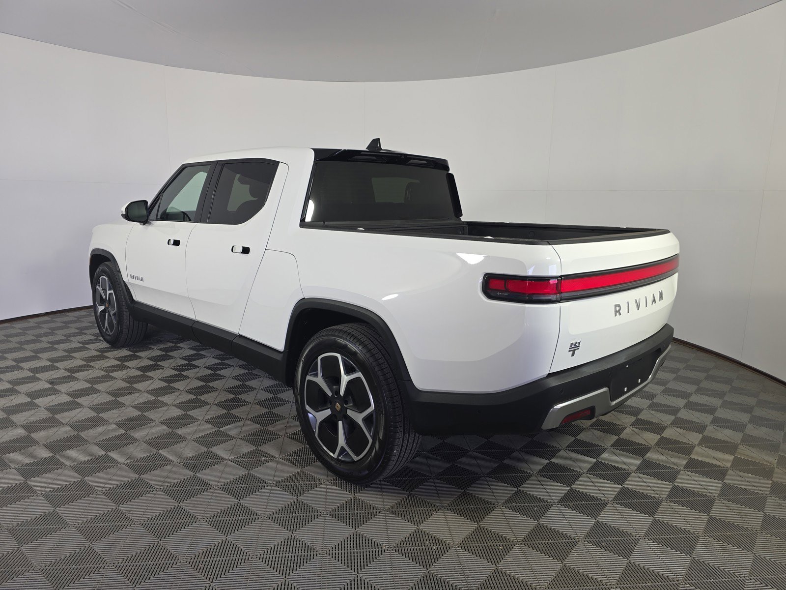 Used 2024 Rivian R1T Adventure AWD/4WD image 3