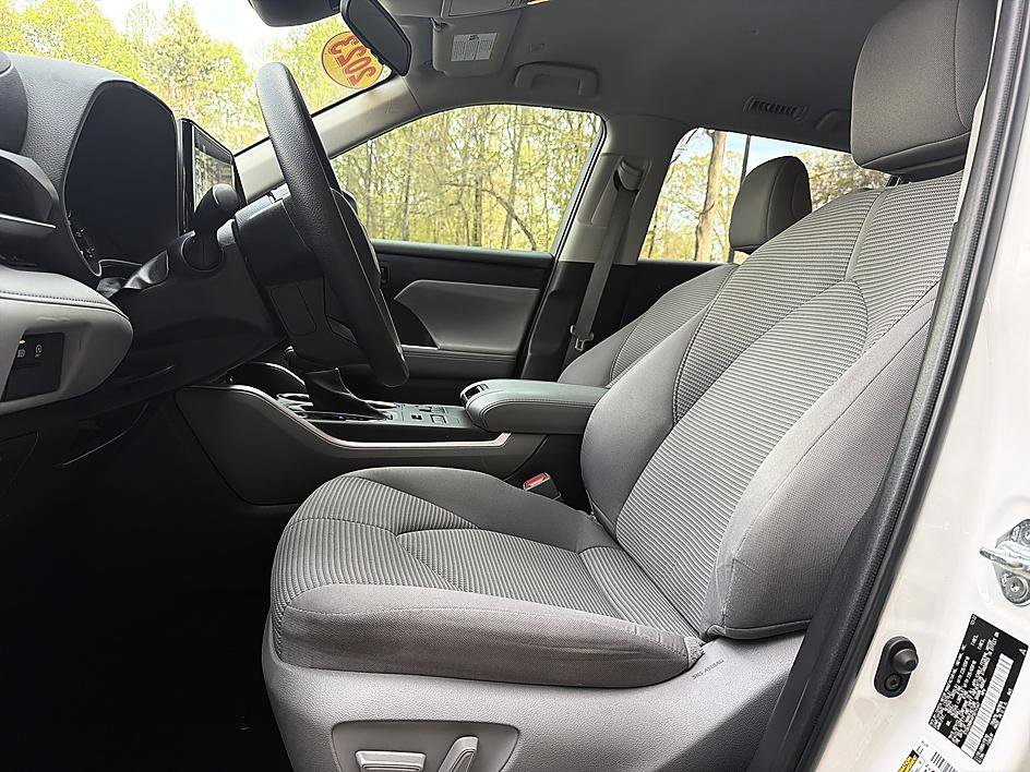 Used 2023 Toyota Highlander L image 11
