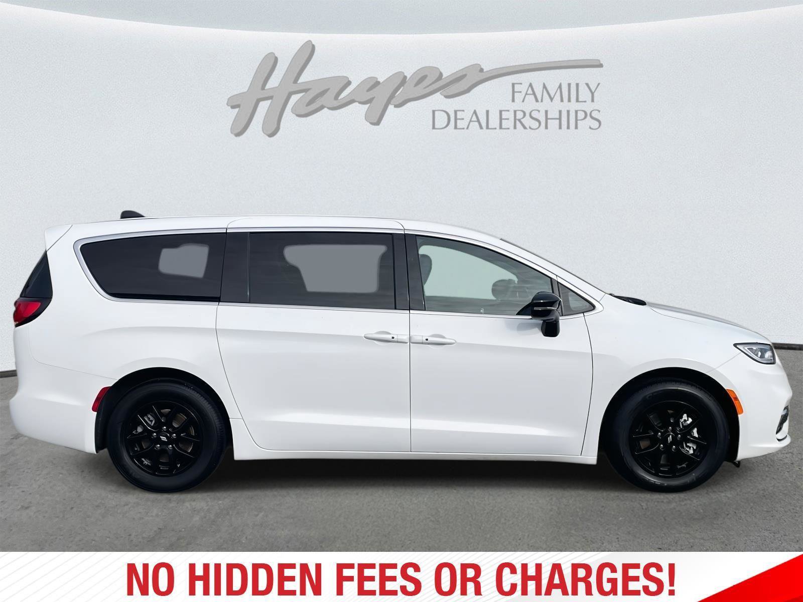 Used 2025 Chrysler Pacifica Select image 2