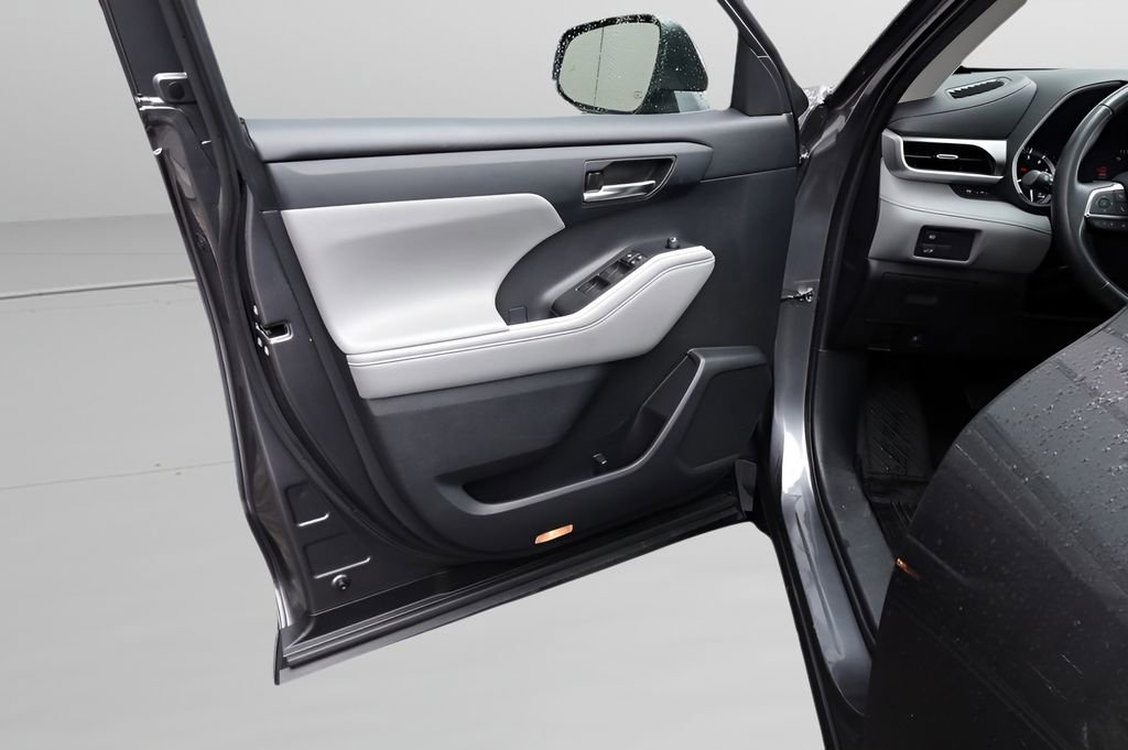 Used 2021 Toyota Highlander XLE image 17