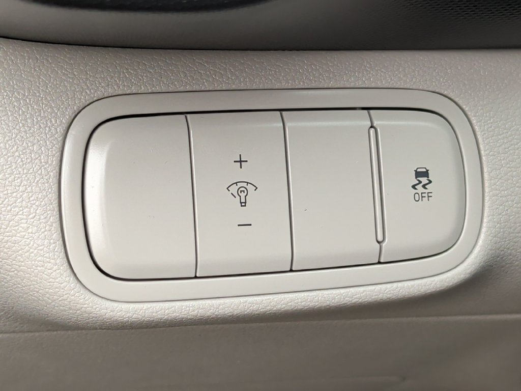 Used 2025 Hyundai Venue SEL FWD image 14