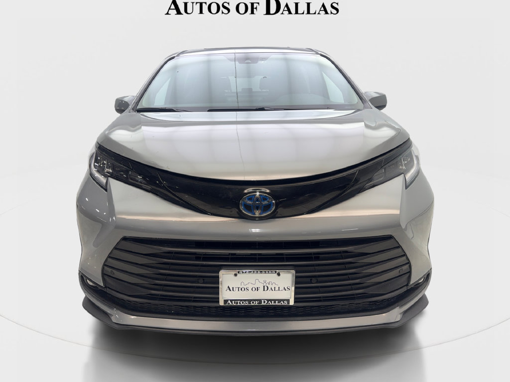 Used 2025 Toyota Sienna XLE Woodland Edition AWD/4WD image 4