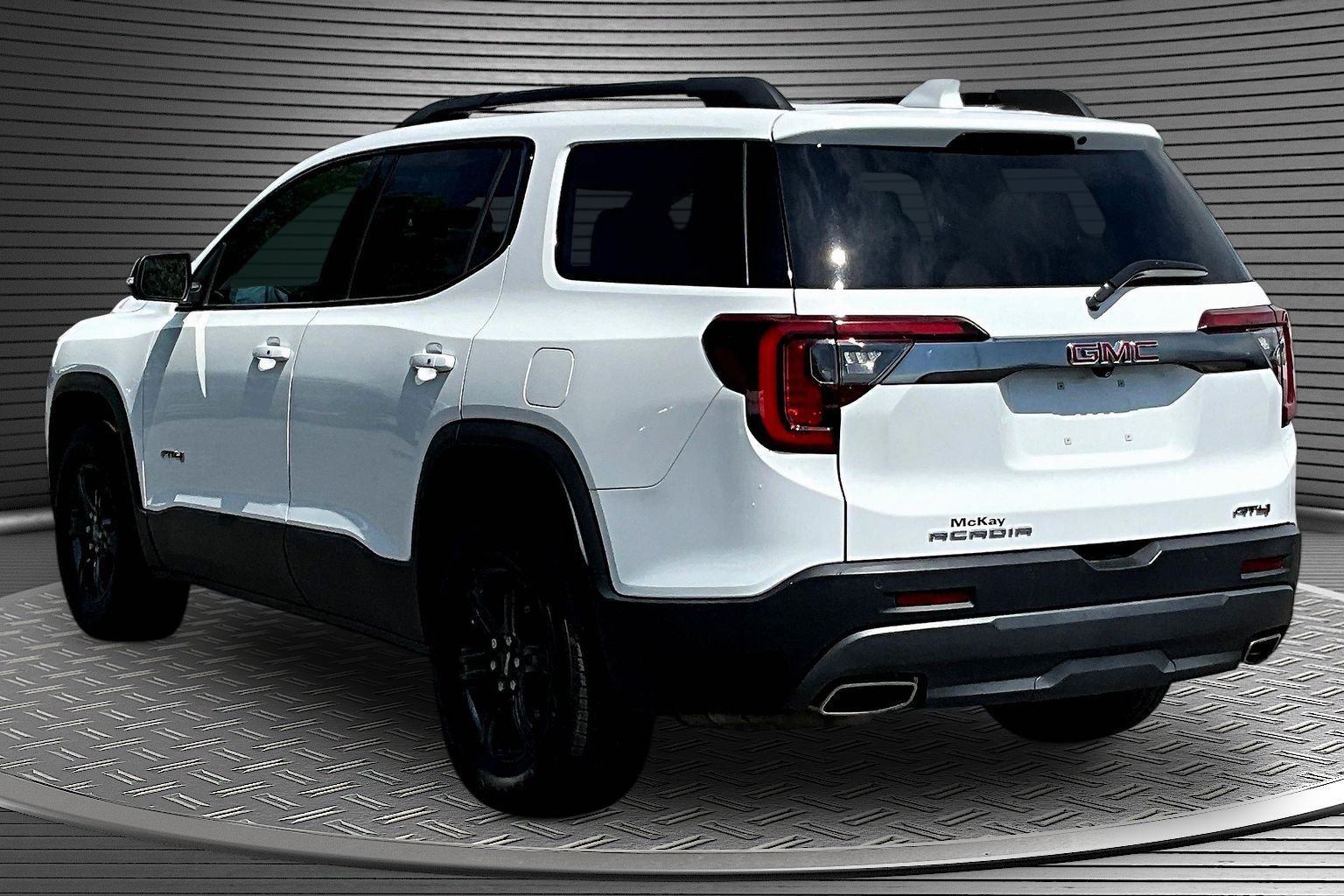 Used 2022 GMC Acadia AT4 w/ Technology Package AWD/4WD image 4