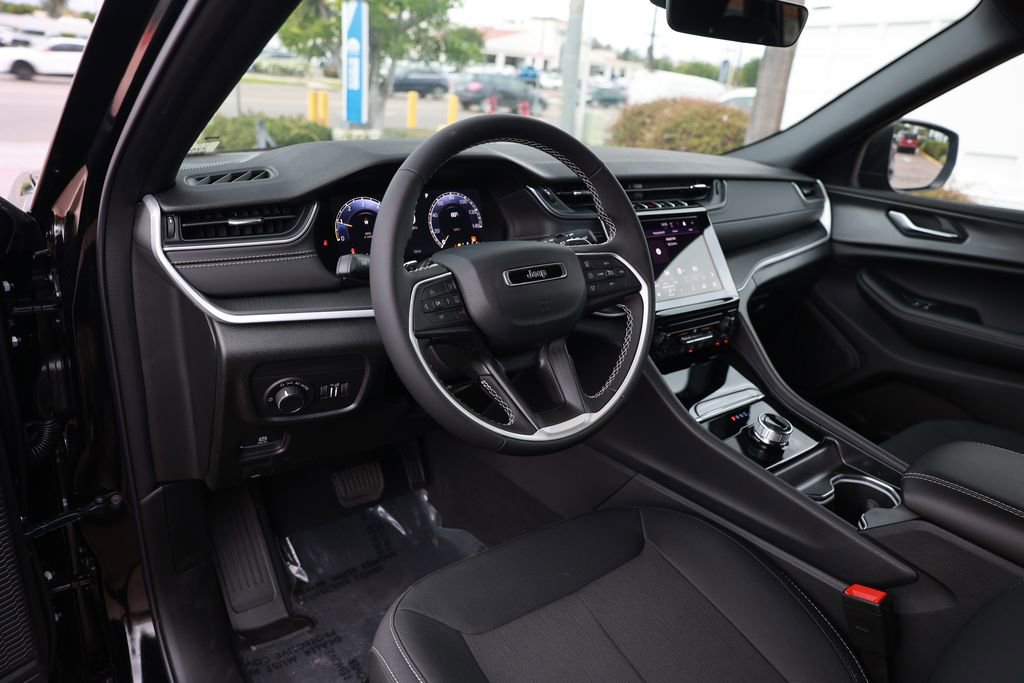 New 2025 Jeep Grand Cherokee Laredo image 10