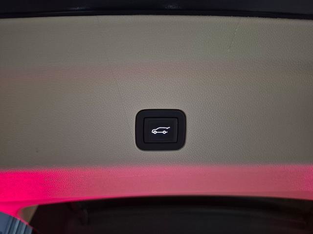 Used 2023 Cadillac Escalade Premium Luxury AWD/4WD image 13