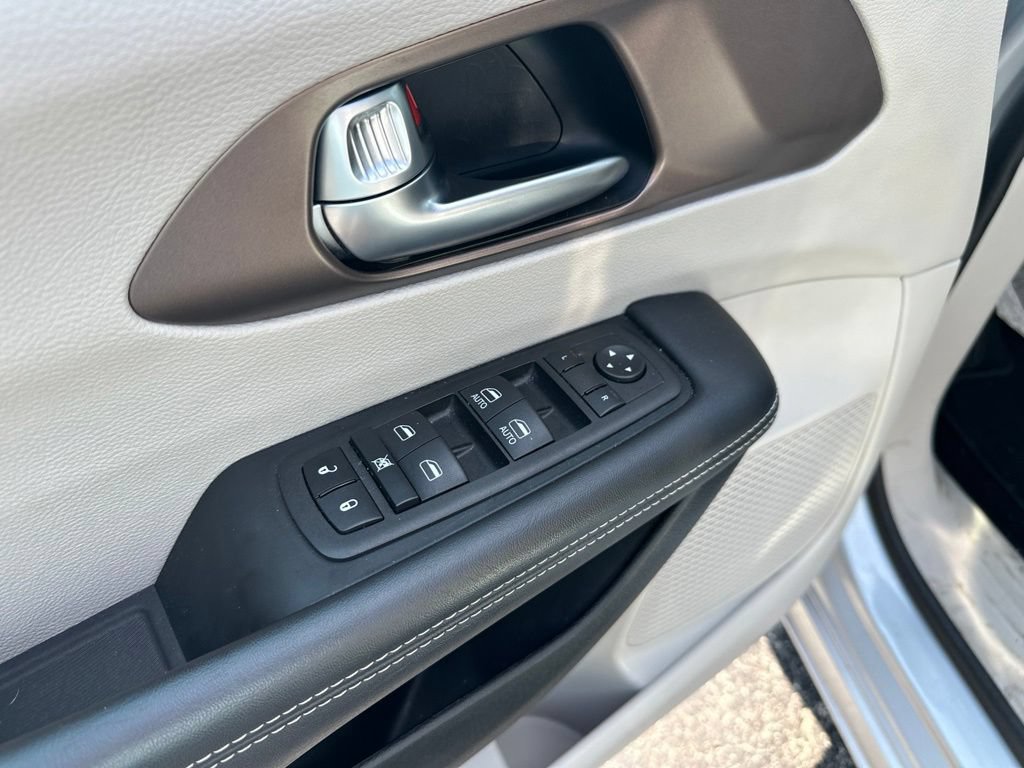 Used 2023 Chrysler Voyager LX FWD image 16